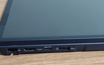 Aansluitingen aan linkerzijde: GbE-aansluiting, HDMI 1.4, USB-C 10 Gbps (PD+DP 1.4), USB-A 5 Gbps