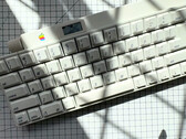 Dit Apple Desktop Bus Keyboard uit 1986 is draadloos en heeft een ingebouwd OLED-scherm en draaiknop. (Afbeelding bron: mtt op YouTube)