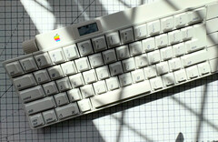 Dit Apple Desktop Bus Keyboard uit 1986 is draadloos en heeft een ingebouwd OLED-scherm en draaiknop. (Afbeelding bron: mtt op YouTube)