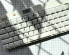 Dit Apple Desktop Bus Keyboard uit 1986 is draadloos en heeft een ingebouwd OLED-scherm en draaiknop. (Afbeelding bron: mtt op YouTube)