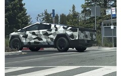 De uiteindelijke productieversie van de Cybertruck is gespot met een camo wrap, hoewel er toch al niet veel meer aan de verbeelding overblijft. (Foto bron: @ya78756632 op Twitter)