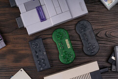 8BitDo heeft weer een set controllers een opfrisbeurt gegeven met de nieuwste &#039;Transparent Series&#039; release. (Afbeeldingsbron: 8BitDo)