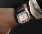 Het C2H4 x Casio G-Shock G-5600 "The Space Age" Edition horloge heeft een roestvrijstalen lunette. (Afbeelding bron: C2H4)