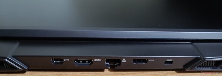 Aansluitingen achterkant: mini-DisplayPort 1.4a, HDMI 2.1, 2,5 GbE-aansluiting, stekkeraansluiting, Kensington-slot