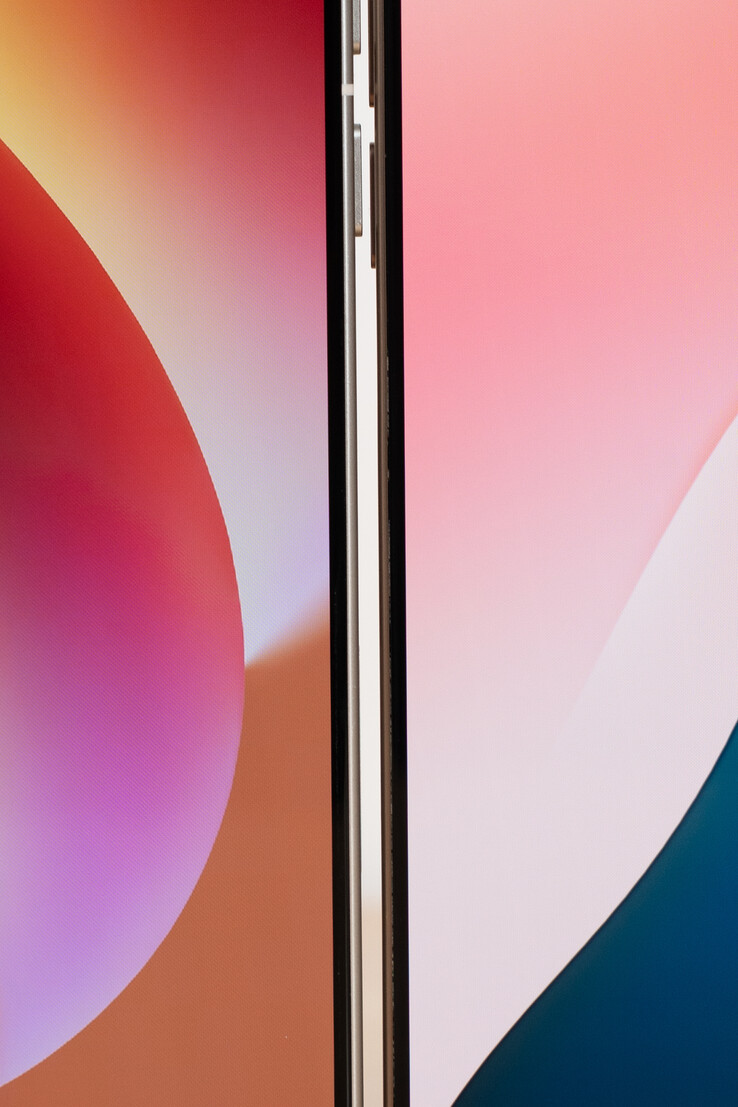 De schermranden van Oppo's Find X8 Ultra (links) vergeleken met Apple's iPhone 16 Pro Max