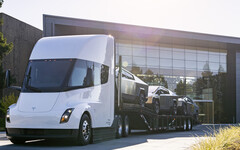 Tesla plaagde ook de Cybertruck op de achterkant van zijn Semi, wat erop wijst dat sommige leveringen misschien via de elektrische transporteur zullen gebeuren. (Afbeeldingsbron: Tesla)