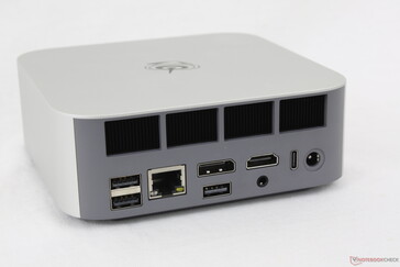 Achterkant: USB-A 3.2 (10 Gbps), USB-A 2.0 (480 Mbps), RJ-45 (2,5 Gbps), DisplayPort 1.4 (4K@144), USB-A 2.0 (480 Mbps), HDMI 2.1 (4K@120), 3,5 mm headset, USB-C 4.0 w / DisplayPort + Power Delivery (40 Gbps), netadapter