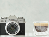 Fujifilm X-T30 II compacte APS-C camera naast een kopje koffie