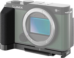 U kunt het klepje van de microfoon aan de linkerkant (afbeelding rechts) van de Panasonic Lumix S9 nog net zien (Afbeelding bron: Amazon)