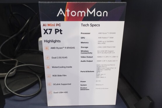 De AtomMan X7 Pt heeft een uitgebreide reeks poorten en is voorzien van vloeistofkoeling om de Ryzen 9 8945HS APU koel te houden onder belasting. (Bron: PCWatch)