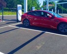 Tesla bij een nieuw V4 Supercharger station in Frankrijk (Afbeelding: Alexandre Druliolle)