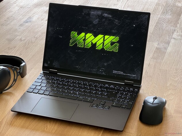 De Schenker XMG Evo 15 M24 en zijn piepkleine omgekeerde inkeping (Afbeelding bron: Notebookcheck)