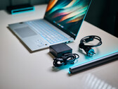 De Qualcomm Snapdragon X Elite SoC in de Asus Vivobook S15 heeft nauwelijks een voedingsadapter nodig om optimaal te presteren. (Afbeeldingsbron: Alex Waetzel / Notebookcheck)