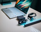 De Qualcomm Snapdragon X Elite SoC in de Asus Vivobook S15 heeft nauwelijks een voedingsadapter nodig om optimaal te presteren. (Afbeeldingsbron: Alex Waetzel / Notebookcheck)