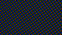 Het OLED-beeldscherm gebruikt een RGGB sub-pixelmatrix die uit één rode, één blauwe en twee groene LED's bestaat.