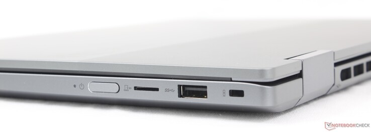 Rechts: Aan/uit-knop, MicroSD-lezer, USB-A (5 Gbps), Kensington Nano-slot