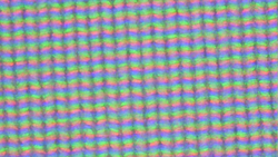 Het LC-beeldscherm gebruikt een klassieke RGB-subpixelmatrix die bestaat uit een rode, een blauwe en een groene lichtemitterende diode.