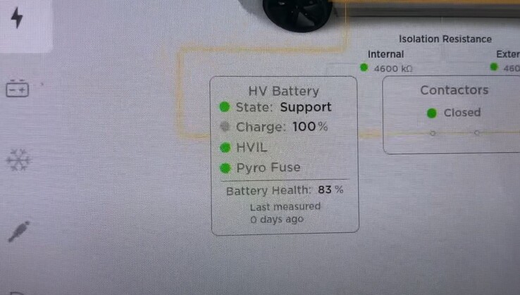 De Model 3 rapporteert een batterijdegradatie van 17% na 150.000 mijl, hoewel het geschatte bereik een verlies van 10% in het werkelijke bereik aangeeft. (Afbeelding Bron: Andy Slye via YouTube)