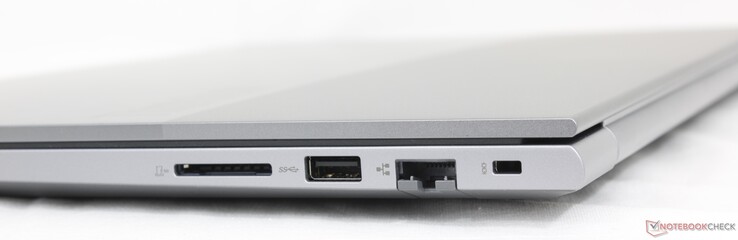 Rechts: SD-kaartlezer, USB-A 3.2 Gen. 1, Gigabit RJ-45, Kensington-slot