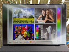 Buiten in de schaduw. Scherm is zichtbaar in de schaduw met meestal verdraagbare schittering