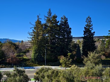 Het beste uitzicht op Apple Park vanuit het Visitor Center, wat helemaal niet zo'n mooi uitzicht is.