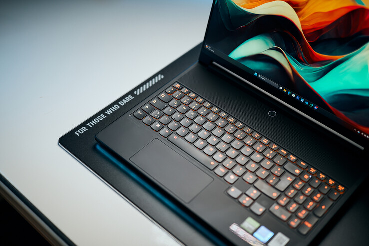 De Lenovo Legion 9 verplaatst het toetsenbord naar beneden om ruimte te maken voor meer koeling, en er blijft niet veel ruimte over voor een groot trackpad.