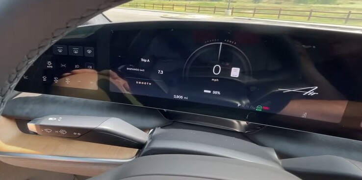 De Lucid Air GT begon de reis met 98% batterij. (Afbeeldingsbron: TFLEV via YouTube)