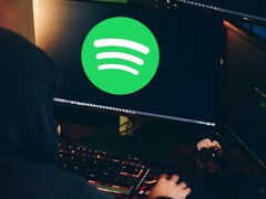 Cybercriminelen proberen Spotify-gebruikers naar frauduleuze websites te lokken via misleidende afspeellijsten en spam podcasts. (Afbeeldingsbron: Pexels / Anete Lusina)