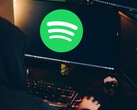 Cybercriminelen proberen Spotify-gebruikers naar frauduleuze websites te lokken via misleidende afspeellijsten en spam podcasts. (Afbeeldingsbron: Pexels / Anete Lusina)