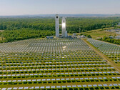 Het spiegelveld dient om zonnestraling te concentreren op de zonne-ontvanger om een thermochemisch proces mogelijk te maken (Afbeelding bron: Fraunhofer)