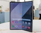 De Galaxy Z Fold7 zou volgens de geruchten een 2.600-nit AMOLED opvouwbaar scherm hebben, net als de Galaxy Z Fold6 op de foto. (Afbeeldingsbron: Notebookcheck)