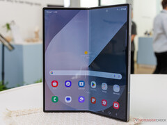 De Galaxy Z Fold7 zou volgens de geruchten een 2.600-nit AMOLED opvouwbaar scherm hebben, net als de Galaxy Z Fold6 op de foto. (Afbeeldingsbron: Notebookcheck)