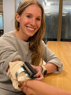 Co-auteur Alaina Brinley Rajagopal met het prototype op haar arm. (Afbeeldingsbron: Daniel Cellucci/Esperto Medical)