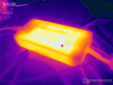 AC-adapter bereikt meer dan 46 C tijdens het gamen