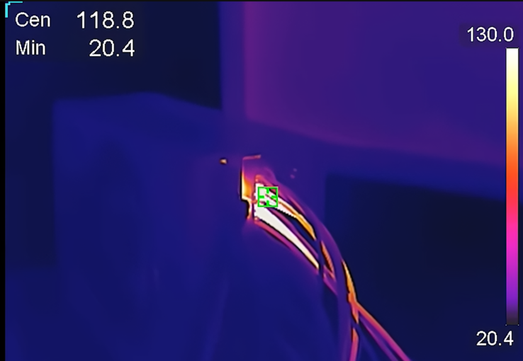 Afbeelding van de thermische camera van de RTX 5090 aan de kant van de PSU (bron: Der8auer)