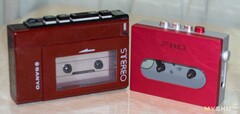 De Sanyo draagbare cassettespeler uit de jaren &#039;80 (links) naast de 2024 Fiio CP13 (rechts). Afbeeldingsbron: MySKU