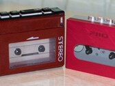 De Sanyo draagbare cassettespeler uit de jaren '80 (links) naast de 2024 Fiio CP13 (rechts). Afbeeldingsbron: MySKU