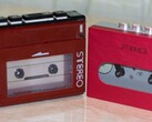 De Sanyo draagbare cassettespeler uit de jaren '80 (links) naast de 2024 Fiio CP13 (rechts). Afbeeldingsbron: MySKU