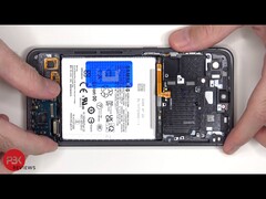 De Samsung Galaxy S24 FE blijkt gemakkelijk te repareren in de teardown. (Beeldbron: YouTube / PBKreviews)