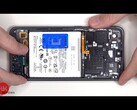 De Samsung Galaxy S24 FE blijkt gemakkelijk te repareren in de teardown. (Beeldbron: YouTube / PBKreviews)