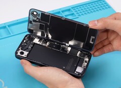 Met de Apple iPhone 16e is het relatief eenvoudig om de batterij en de achterkant te vervangen. (Afbeeldingsbron: REWA Technology)