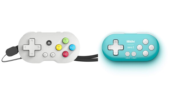 De CRKD Atom is iets kleiner dan de 8BitDo Zero 2. (Afbeelding bron: CRKD en 8BitDo).