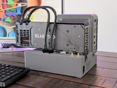 Beelink&#039;s mini PC eGPU dock is nu open-source. (Afbeeldingsbron: Notebookcheck / Allen Ngo)