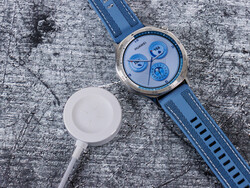 Huawei Watch GT 5 naast het draadloze oplaadstation (Foto: Daniel Schmidt)