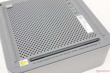 Onderkant van de GTI12 Ultra mini PC met de PCIe-sleuf voor bevestiging aan het docking station