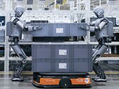 Twee humanoïde robots aan het werk op een fabrieksvloer (Afbeelding bron: UBTech)