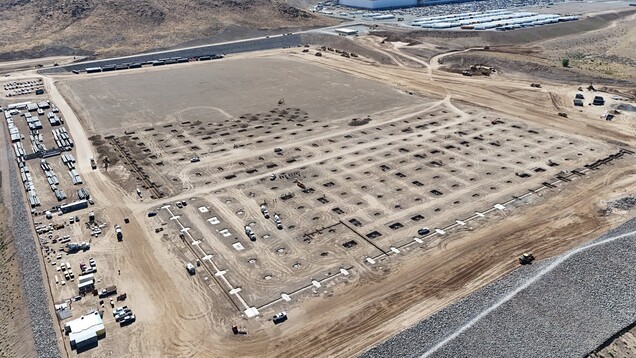 Op de foto van de bouwplaats is te zien dat Tesla bezig is met het maken van de fundering (Afbeelding bron: Dan Priestley)