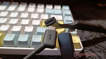 USB-C aansluiting op de bril (Afbeelding bron: Notebookcheck)