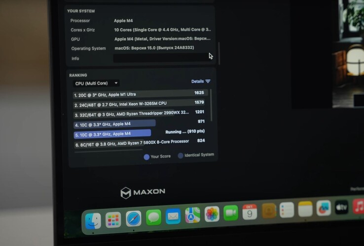 De M4 MacBook Pro haalt een multi-core score van 971 in Cinbenech. (Afbeeldingsbron: Romancev768V via YouTube)