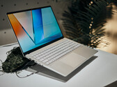 De nieuwe Vivobook S 14/15/16 laptops beginnen bij een gewicht van 1,3 kg (2,86 lbs). (Bron: Alex Waetzel voor Notebookcheck)